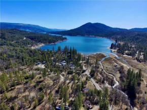 3 bedrooms house in tranquil Bass Lake with AC WiFi Enjoy relaxation